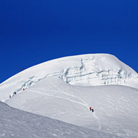 에베레스트 메라피크 정상 등반 .